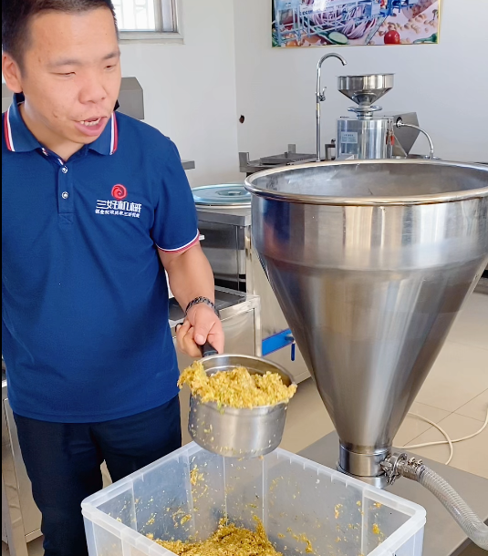 速凍餃子加工廠使用餃子機(jī)加工生產(chǎn)餃子