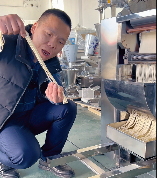 老鐵突襲駕到，面條機手把手教新手搞定筋道面食